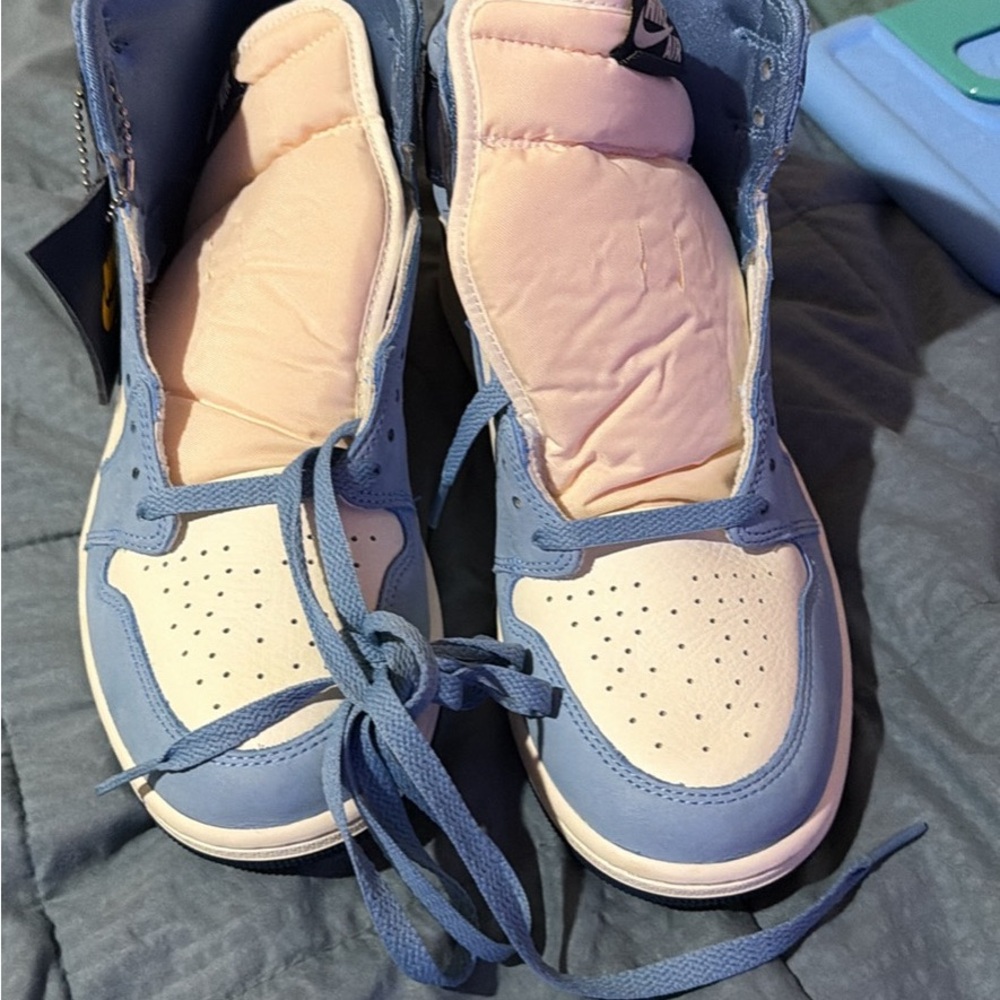 Stylish Men's Blue and White Sneakers